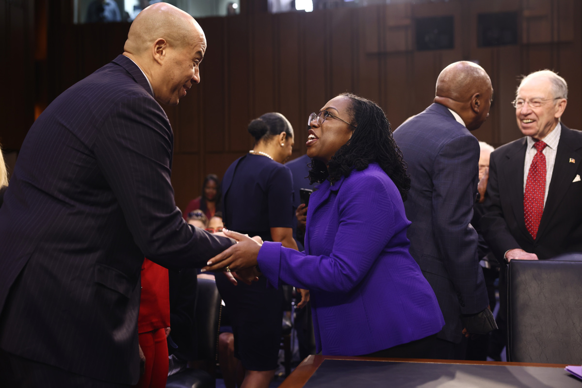Cory Booker saluda a Ketanji Brown Jackson.