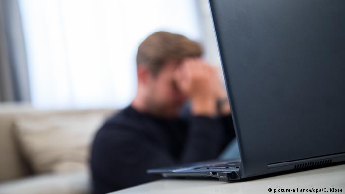 Deprimido por Doomscrolling