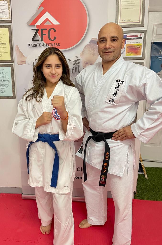 Kyara junto a su sensei José Moreno.