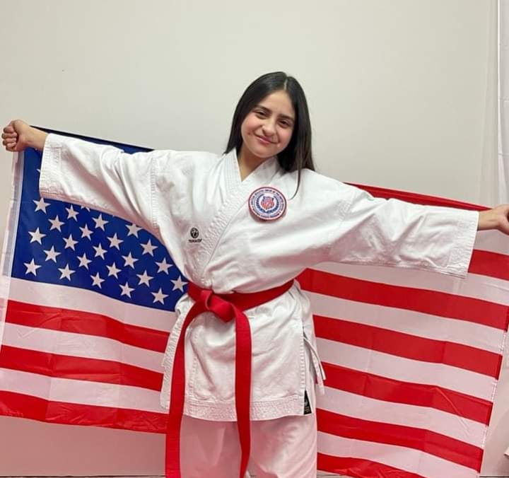 La joven es cinturón marrón en Karate Shotokan.