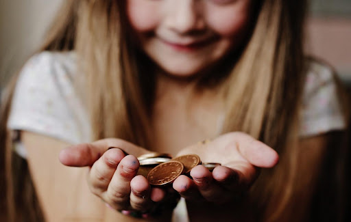 EDUCACIÓN. Los expertos recomiendan formar a las personas desde pequeñas en el manejo y el valor del dinero. Foto: Pixabay.