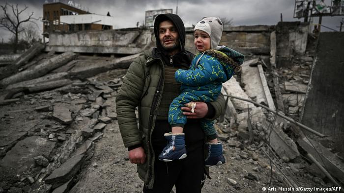 bebe llorando con papa en la guerra de ucrania
