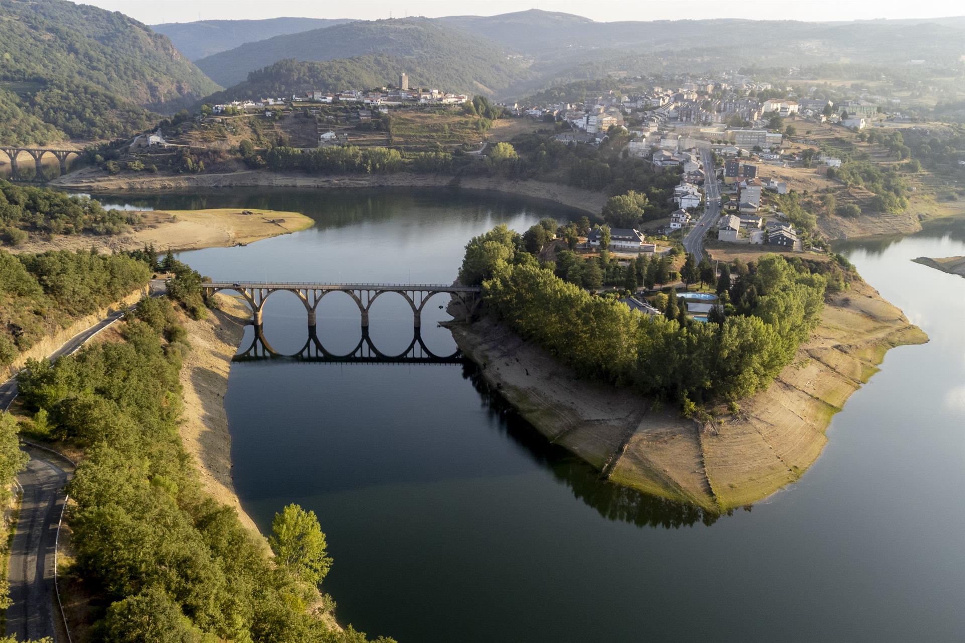 Imagen tomada con un dron que muestra el caudal del río Camba en Viana do Bolo (Ourense). La sequía fuerza a autonomías y municipios a restringir el consumo de agua. 03/08/2022. EFE/ Brais Lorenzo