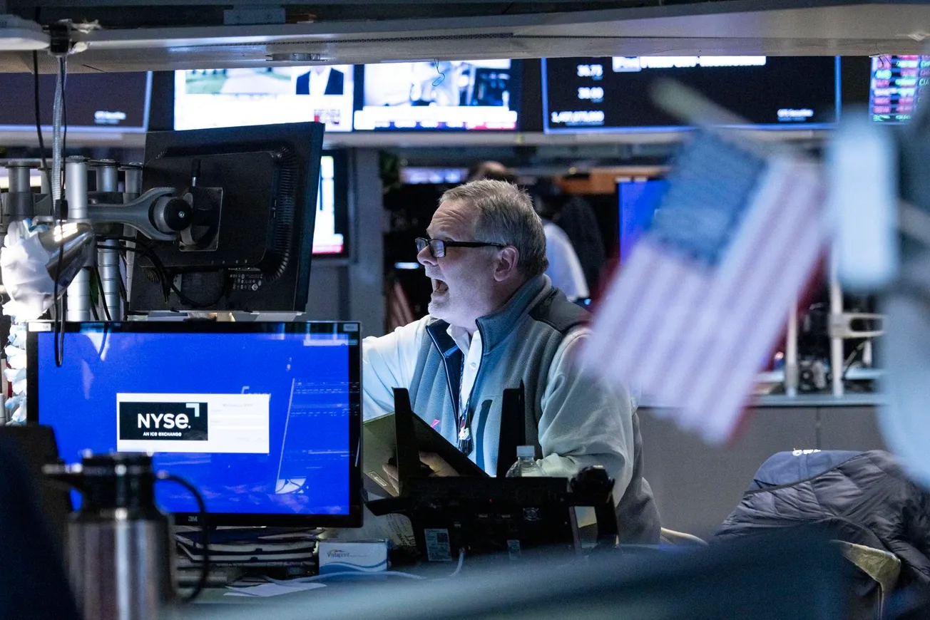 Dow Jones abre con ligera ganancia mientras en Nasdaq vuelve a caer: en Wall Street reina la cautela