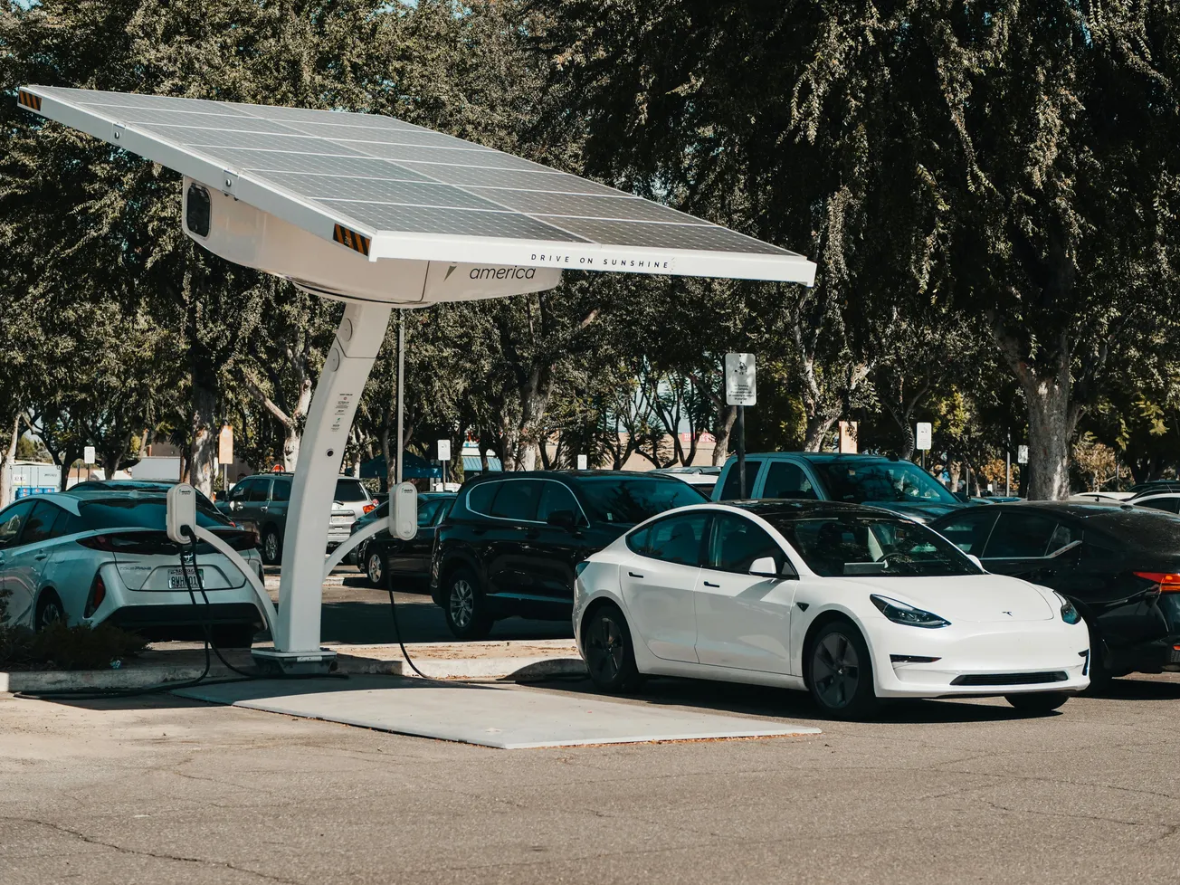 Latinos están interesados en comprar vehículos eléctricos. Pero persisten ciertas barreras