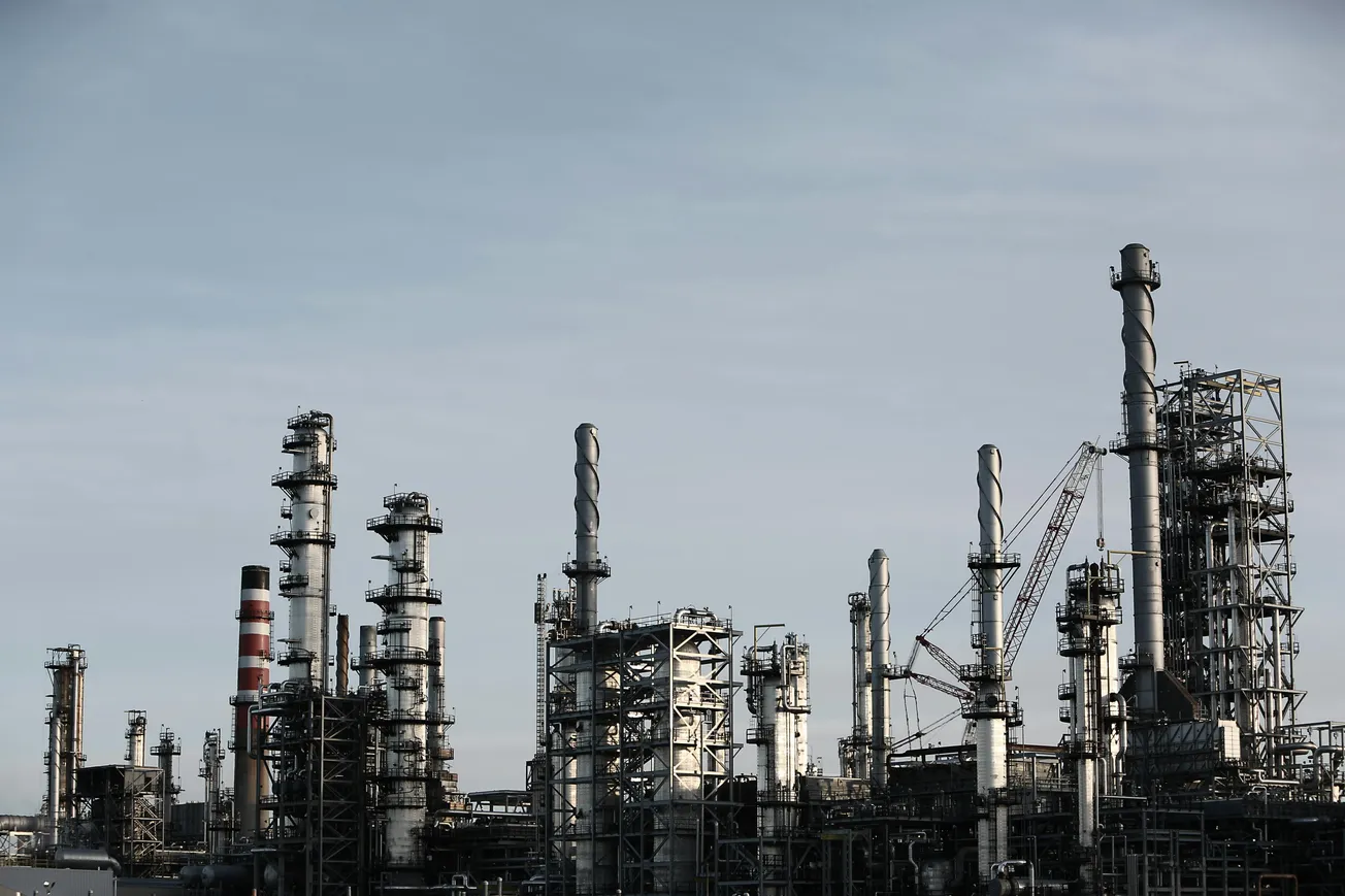 El petróleo se desploma por posible acuerdo nuclear de Estados Unidos con Irán