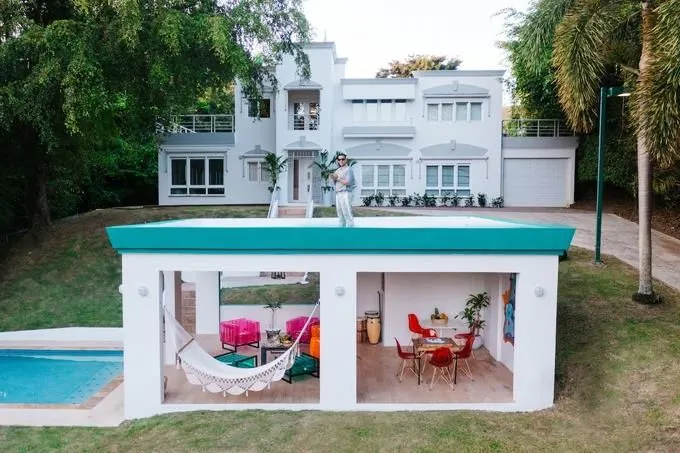 Ahora te puedes quedar una noche en la casa del cantante Daddy Yankee este diciembre con nueva oferta de Airbnb.