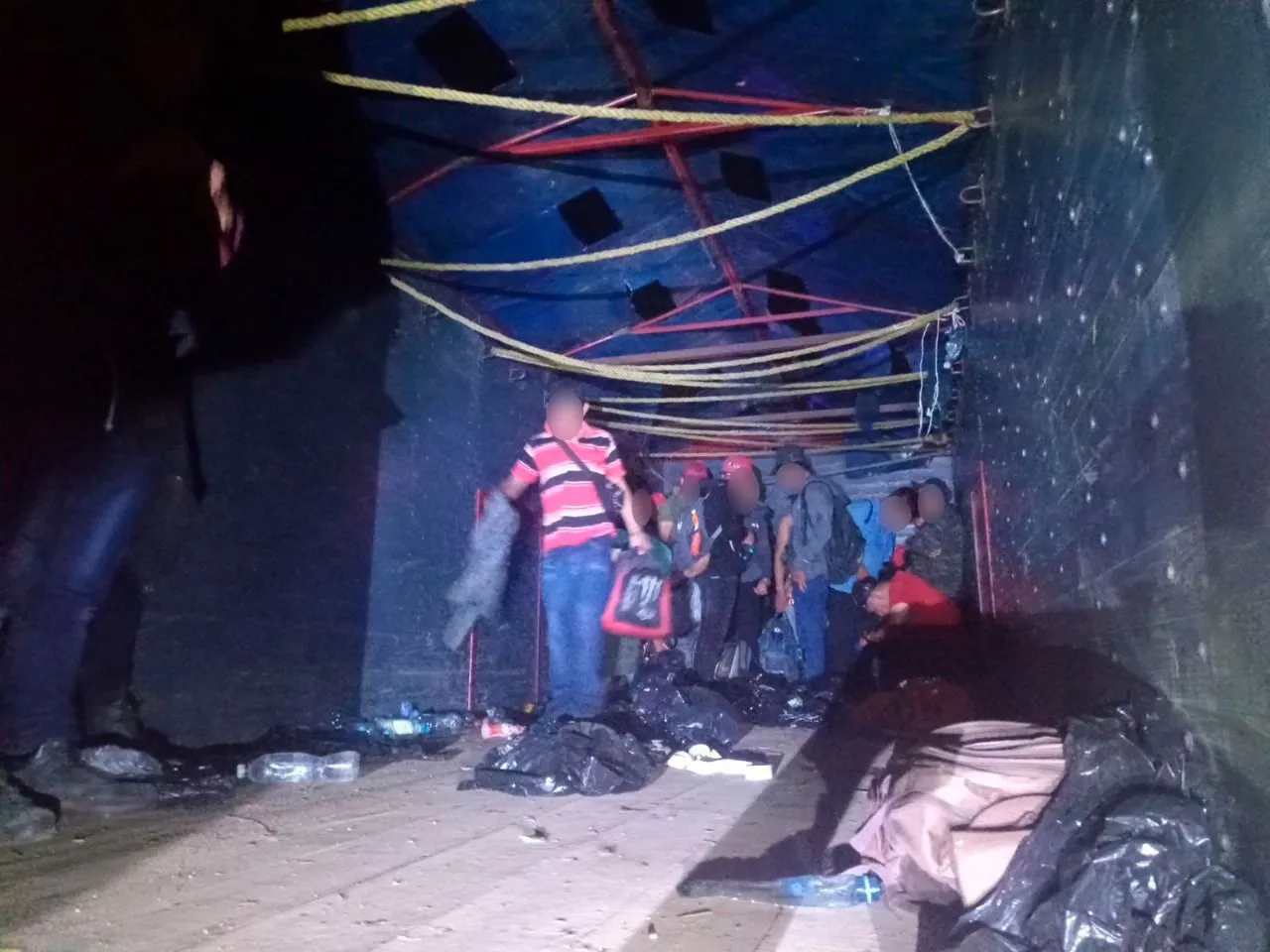 Tráiler en Chiapas tenía 153 migrantes hacinados