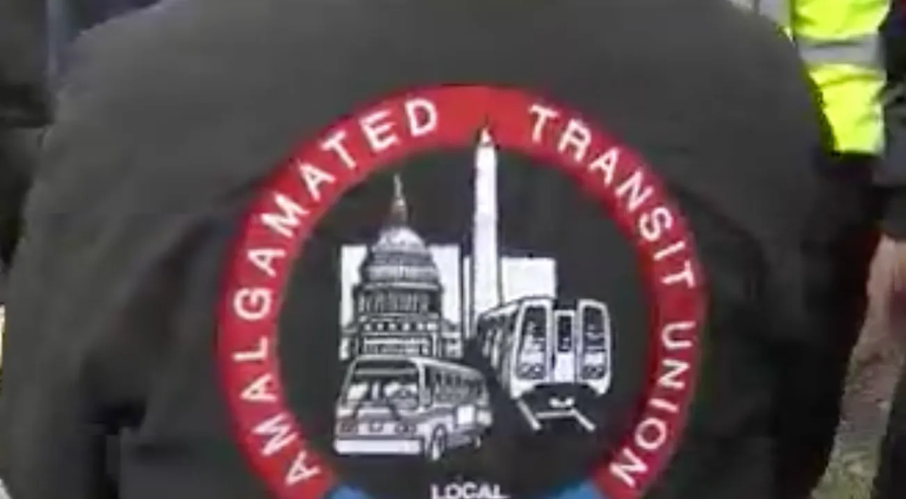 Los usuarios en Fairfax buscan transportes alternativos ante el paro por negociaciones contractuales