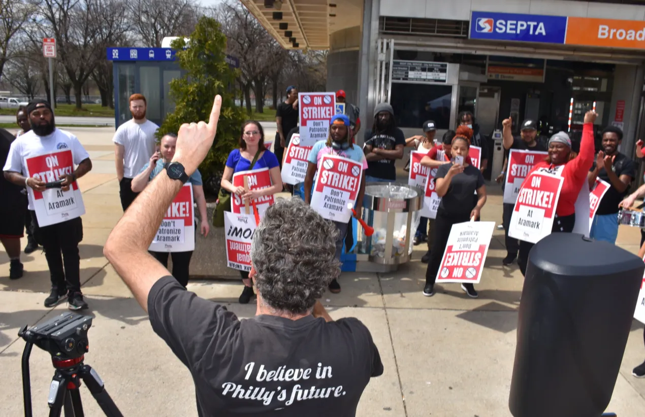 Trabajadores culinarios exigen justicia salarial en el Wells Fargo Center