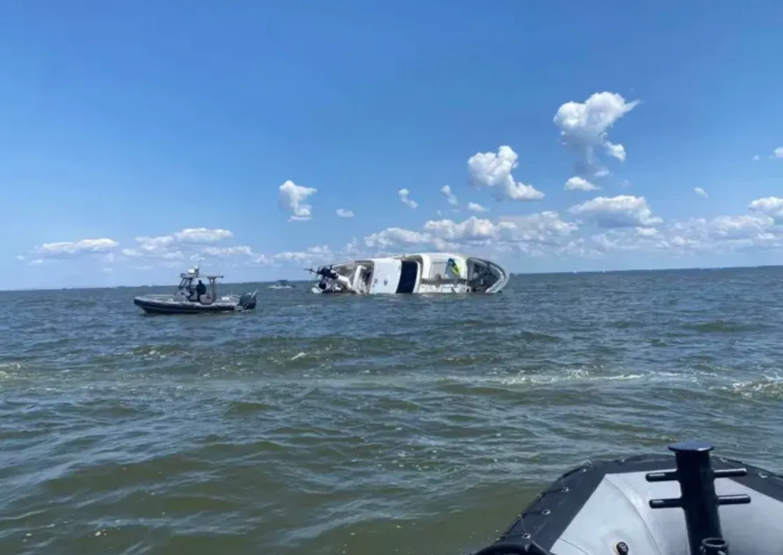 Rescatan a cinco personas de un yate hundido en el condado de Anne Arundel