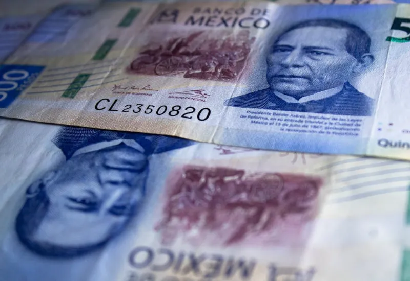 Peso mexicano pierde un 3% frente el dólar y la bolsa de valores cae tras elecciones de México