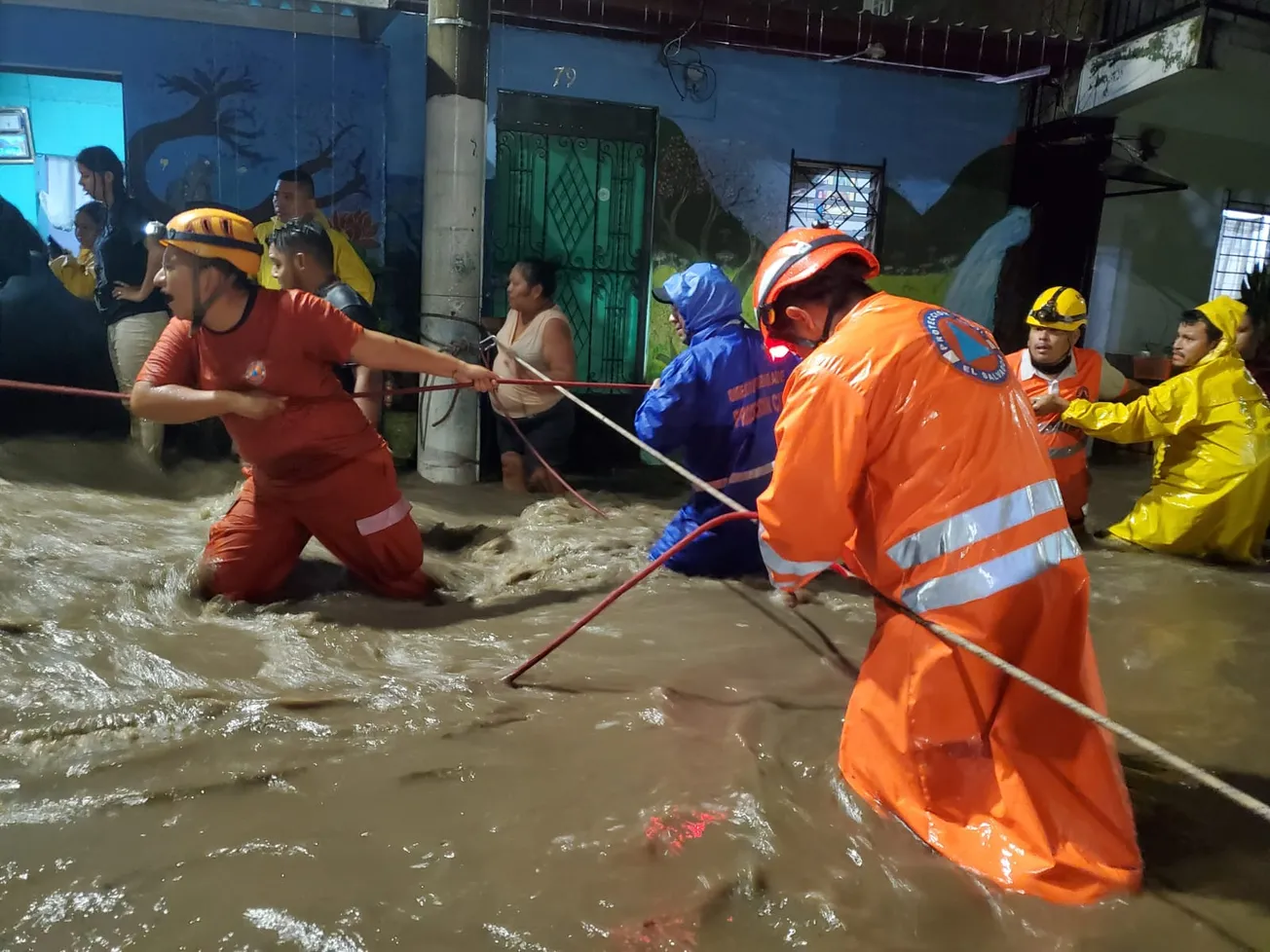 El Salvador declaró 42 municipios en alerta roja por lluvias