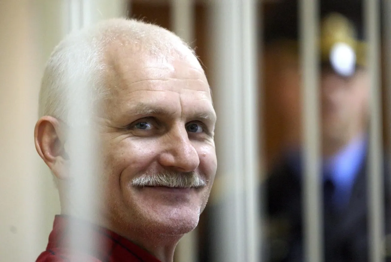 Bielorrusia: condenan a 10 años de cárcel al Nobel de la Paz Ales Bialiatski