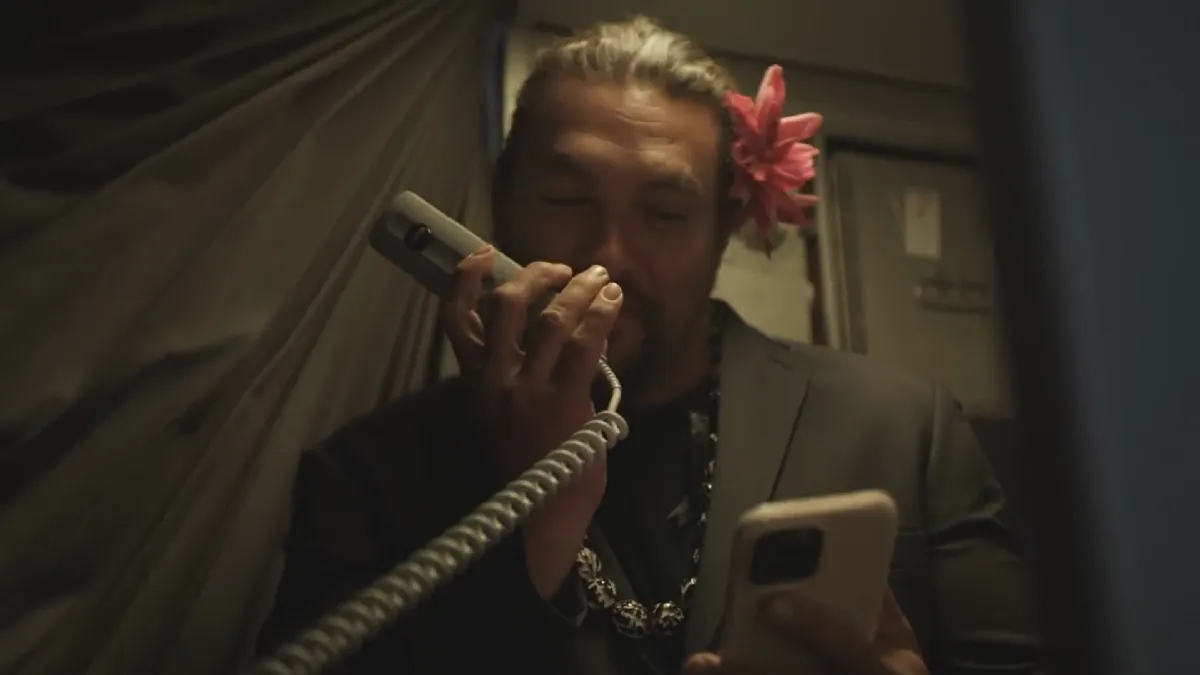 Jason Momoa sorprendió a tripulantes de un avión tras actuar como asistente de vuelos