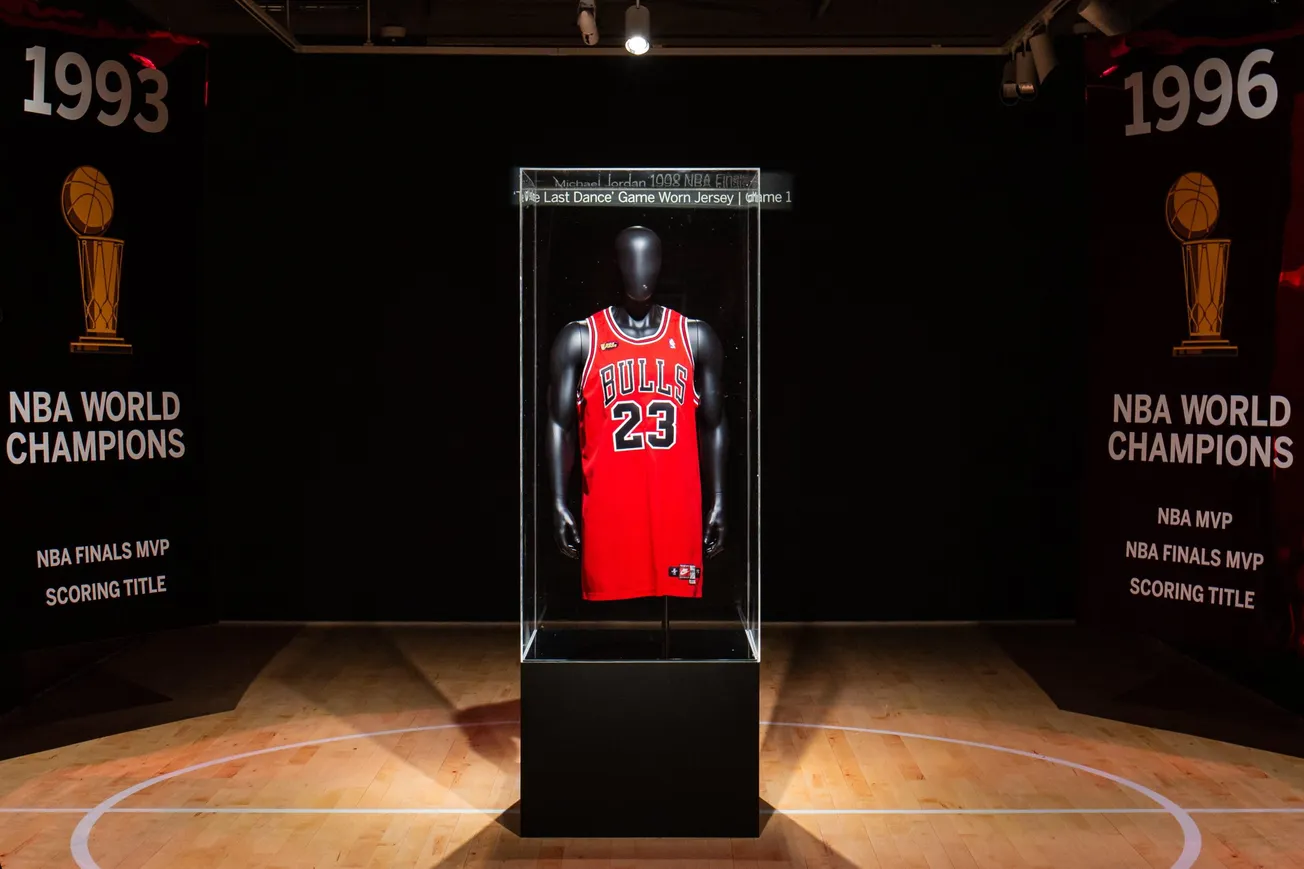 Subastan camiseta de Michael Jordan por $10 millones