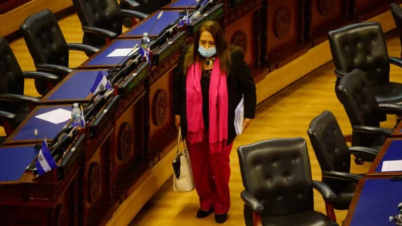 Nueva ley en El Salvador avala detención por violar cuarentena