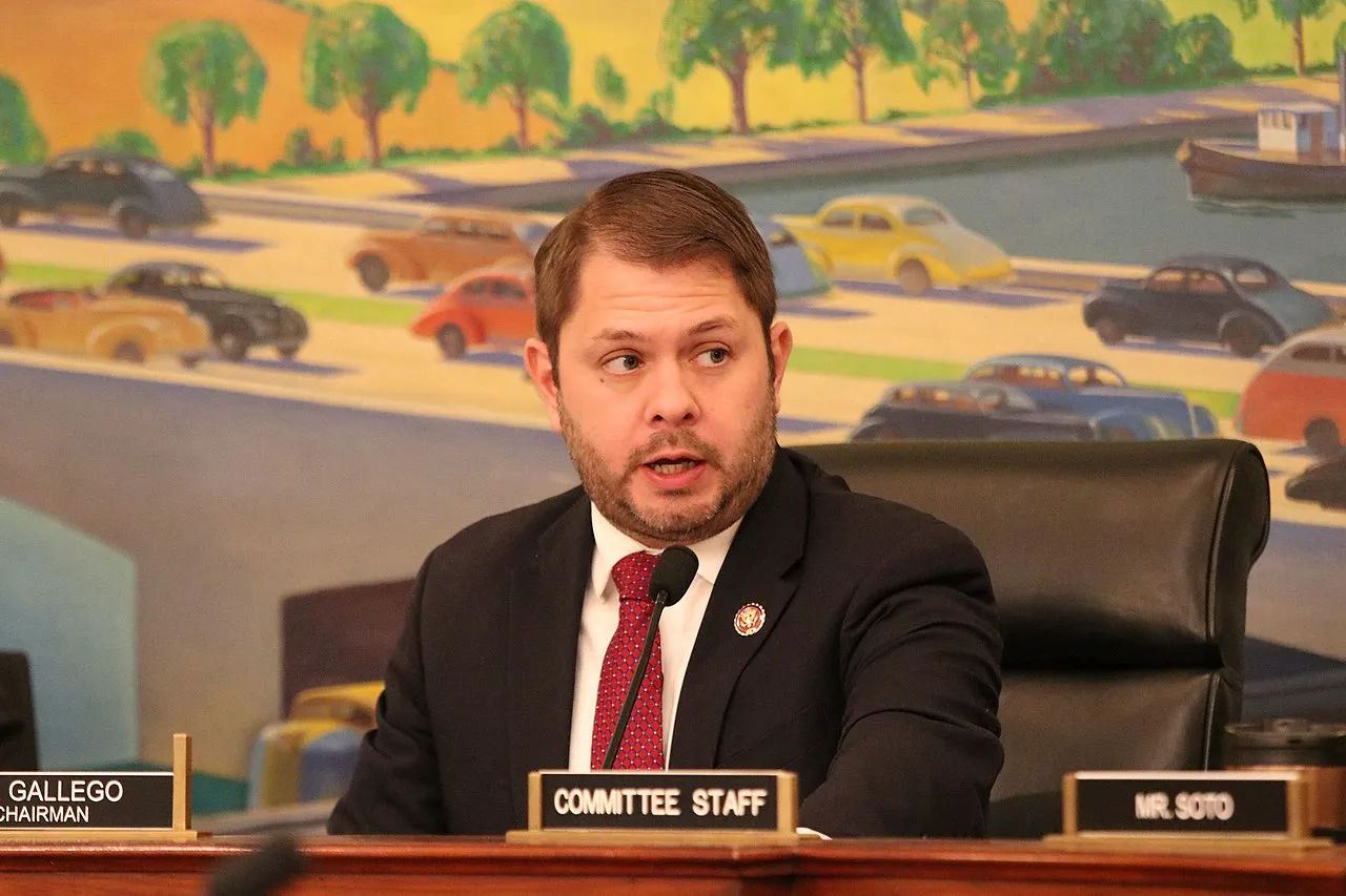 Rubén Gallego (D-AZ) – Qué deben hacer los Demócratas para atraer votantes latinos