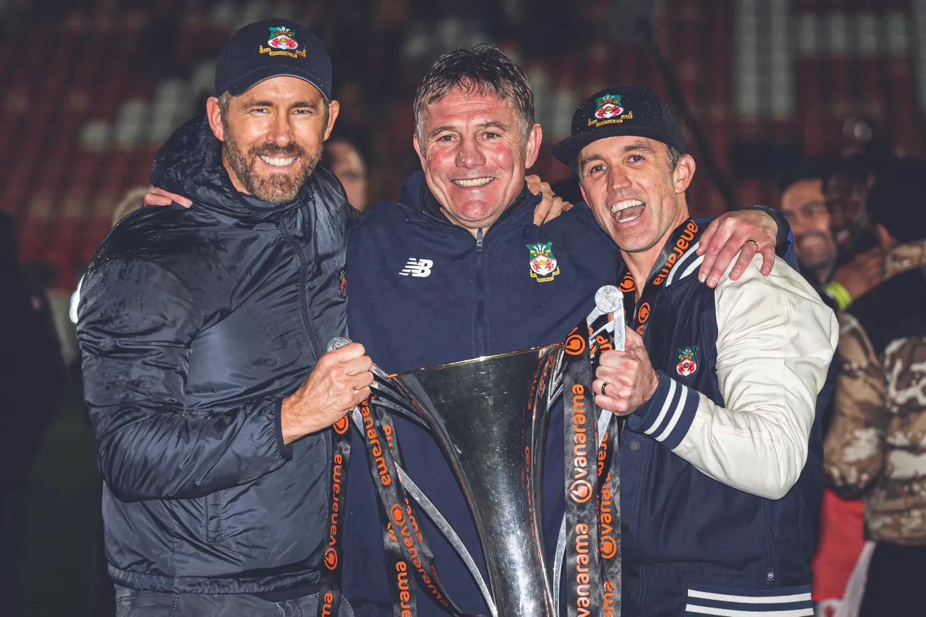Ryan Reynolds y Rob McElhenney celebran la promoción del Wrexham