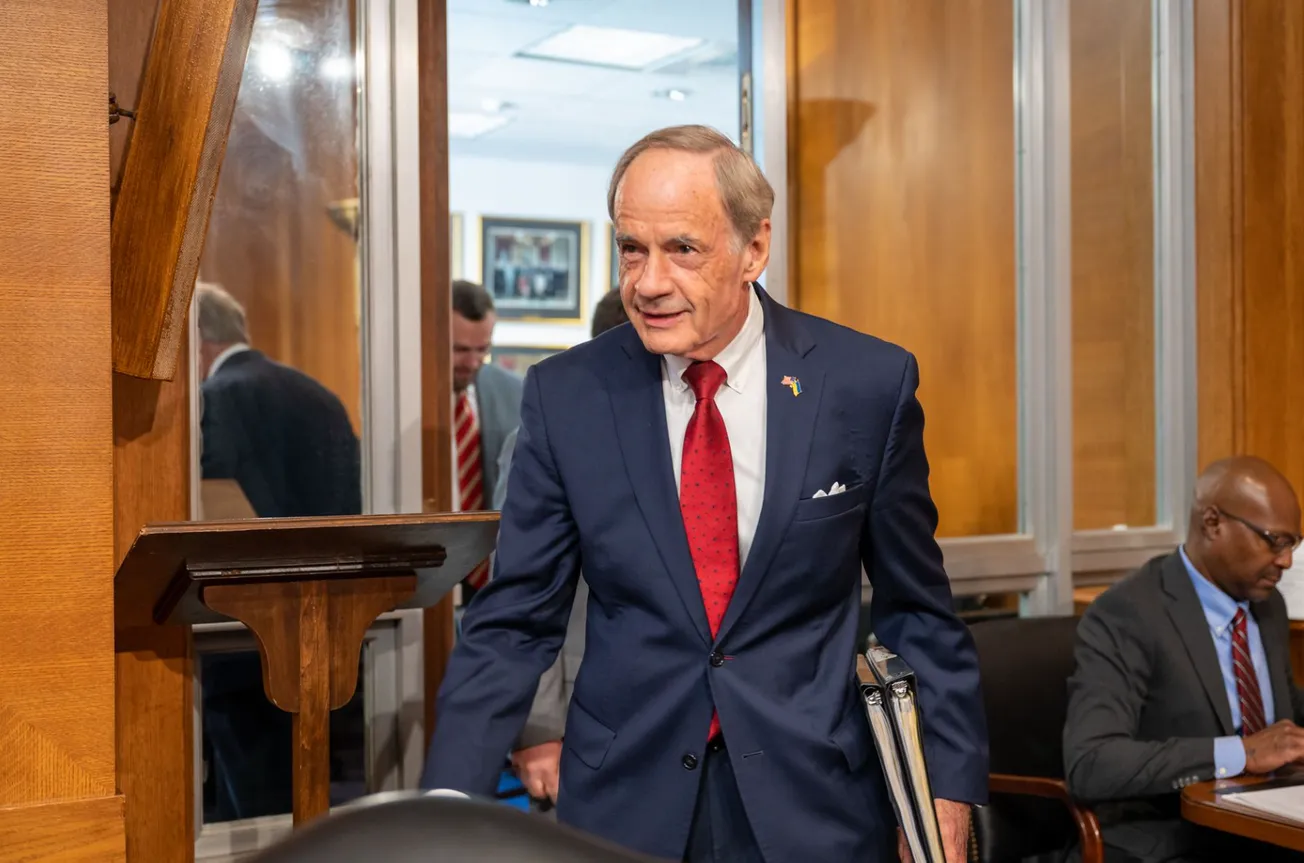 Senador demócrata Tom Carper se une a la lista de representantes que no irán a reelección