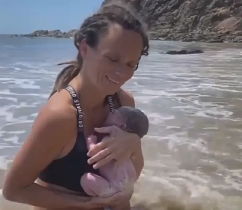 Una mujer se hace viral al dar a luz a la orilla del mar sin atención médica