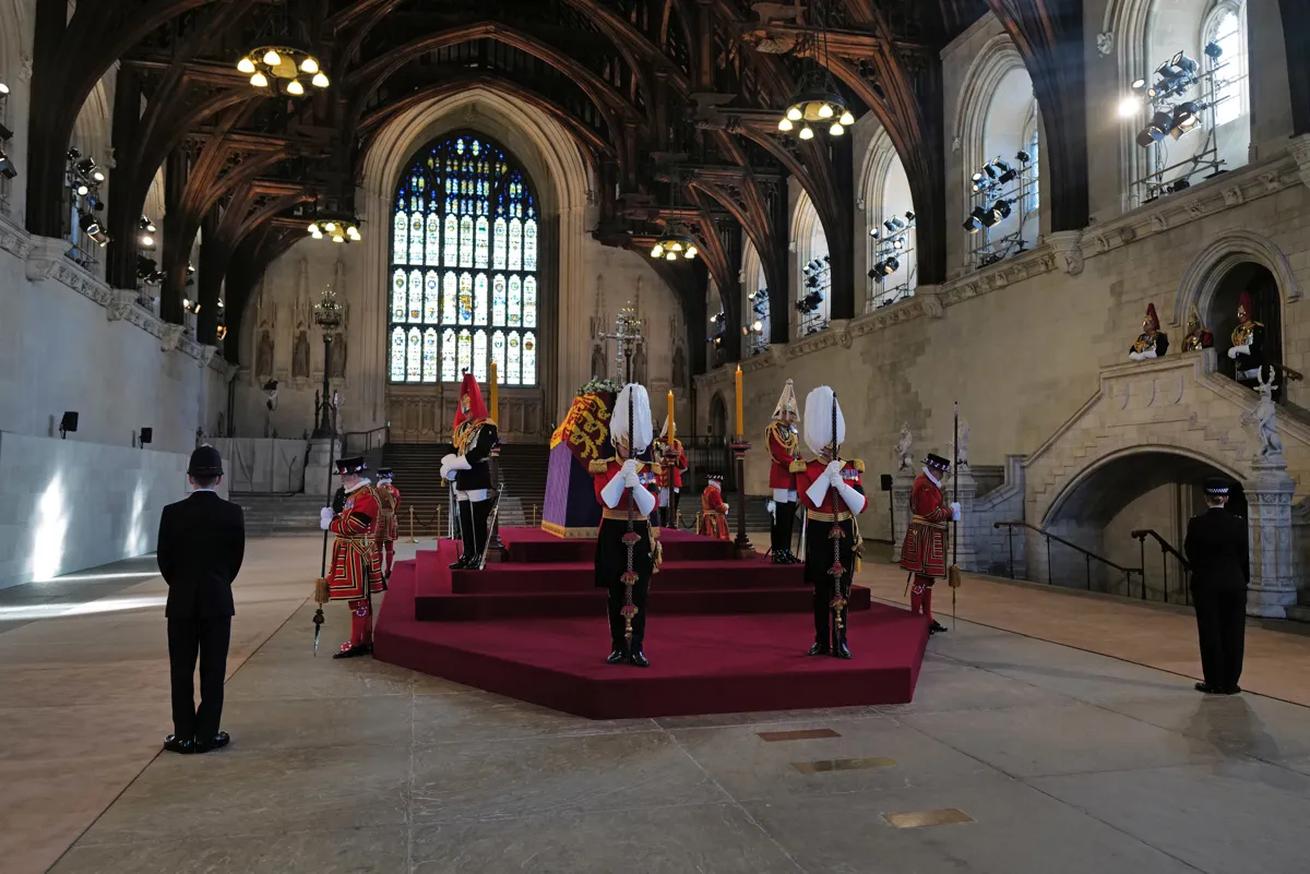 Ataúd de la reina Isabel II llega al Parlamento en Londres