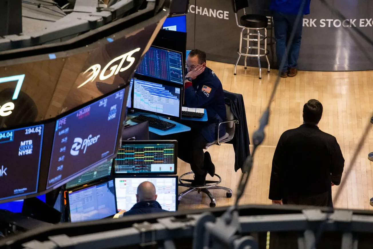 Dow Jones sostiene ganancias (+0.5%) mientras S&P 500 y Nasdaq borran récords por ruptura comercial con Canadá
