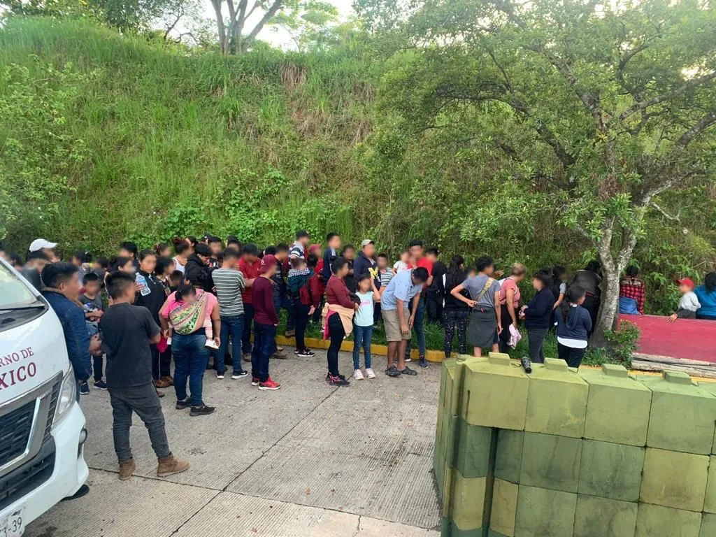 Hallan 126 inmigrantes hacinados en un autobús en México