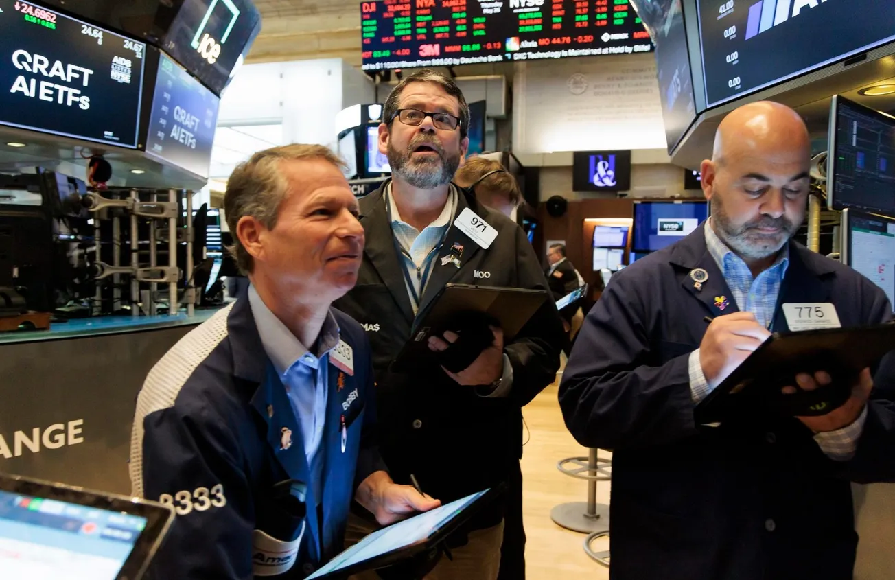 Wall Street al Alza: Nasdaq Lidera ganancias con S&P 500 y Dow Jones impulsados por Nvidia y perspectivas de la Fed