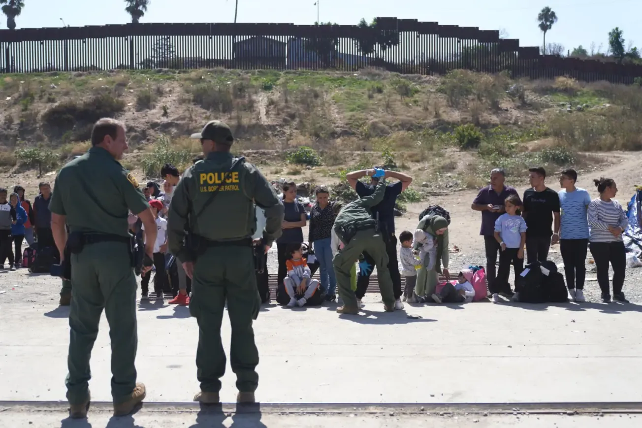 Asistir a la Corte ya no es tan seguro para los inmigrantes: ICE lanza operación de arrestos en los tribunales