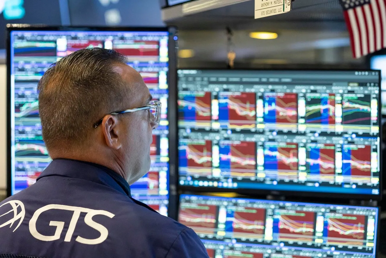 Dow Jones estable mientras S&P 500 sube 0.4% y Nasdaq gana 0.8%, impulsados por Nvidia