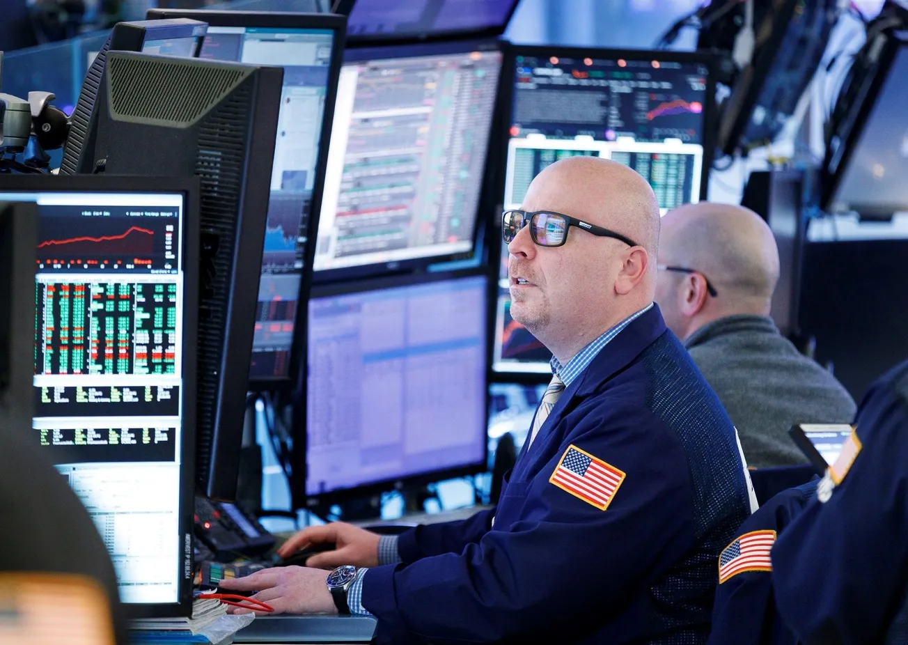 Dow Jones cierra con caída del 0.3% mientras el S&P 500 y Nasdaq muestran desempeño mixto