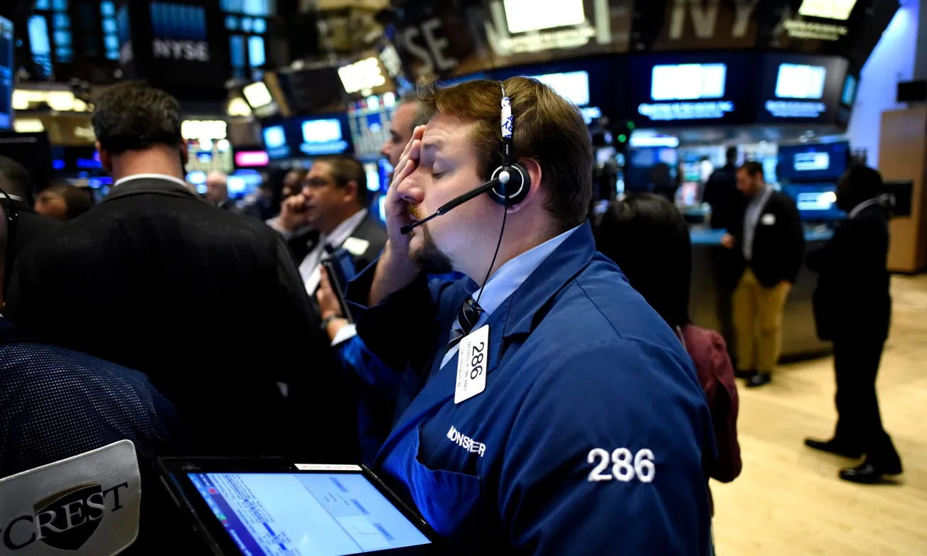 Dow Jones cierra la semana con caída del 0.5% mientras S&P 500 y Nasdaq se mantienen cerca de récords pese a la cautela de inversores