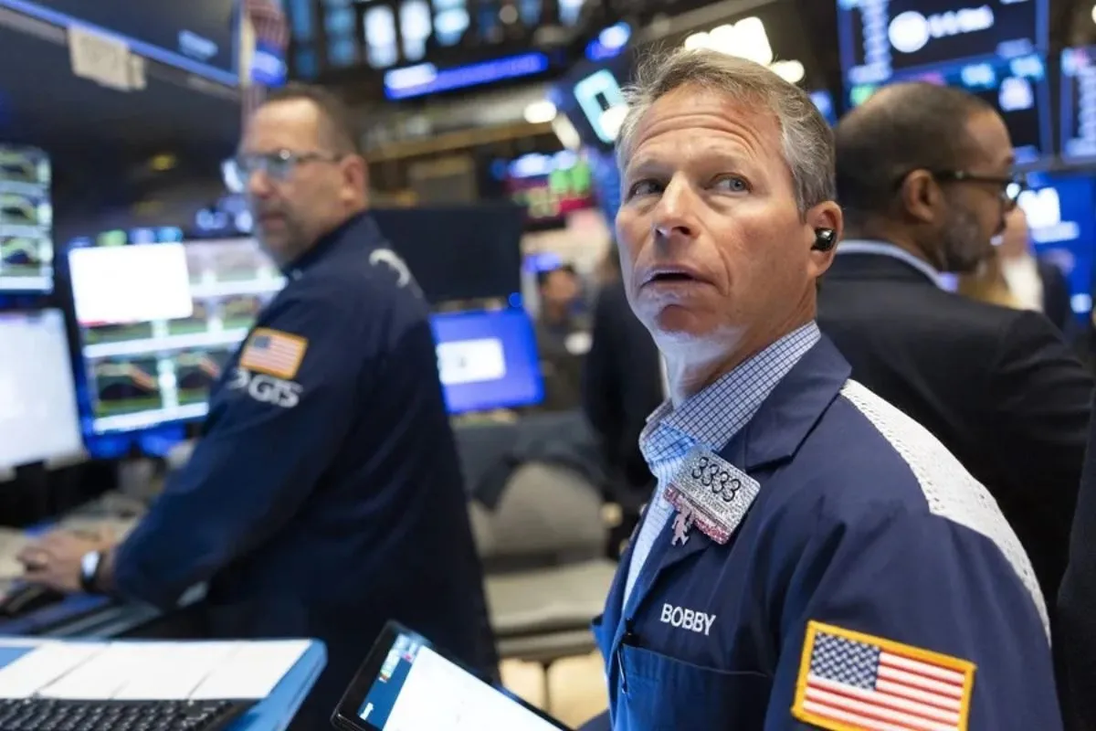 Nasdaq Cae 0.4% y S&P 500 Baja 0.1% Tras Advertencia Arancelaria de General Motors; Dow Jones Sube Ligeramente