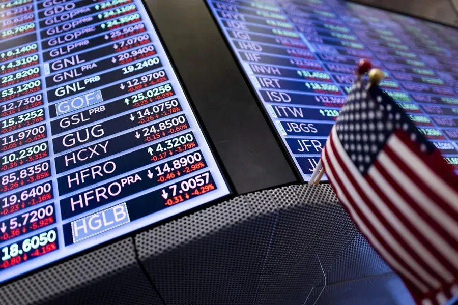 Dow Jones se desploma 400 puntos ante la nueva amenaza arancelaria del 35% de Trump a Canadá; S&P 500 y Nasdaq también a la baja