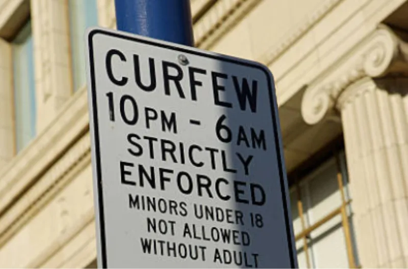 Identifica las zonas y horarios del toque de queda juvenil en U Street