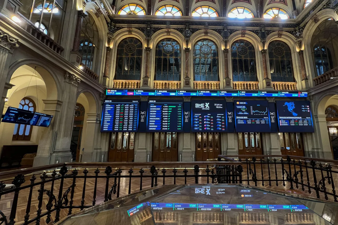 Ibex 35 en caída libre: La Bolsa Española cede un 1.88% por los nuevos aranceles de Trump y el desplome de los grandes bancos