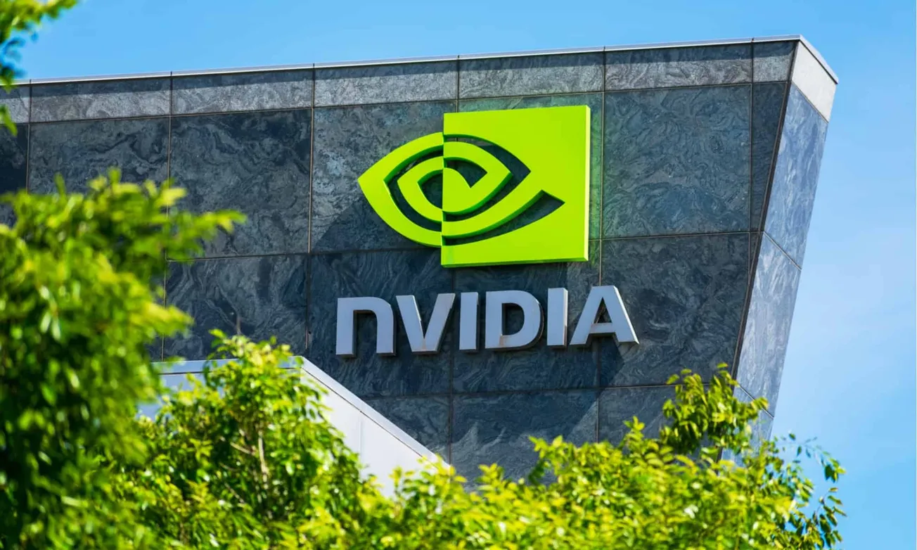Nvidia cae 1.6% en bolsa: el gigante de chips se enfrenta a las restricciones comerciales con China