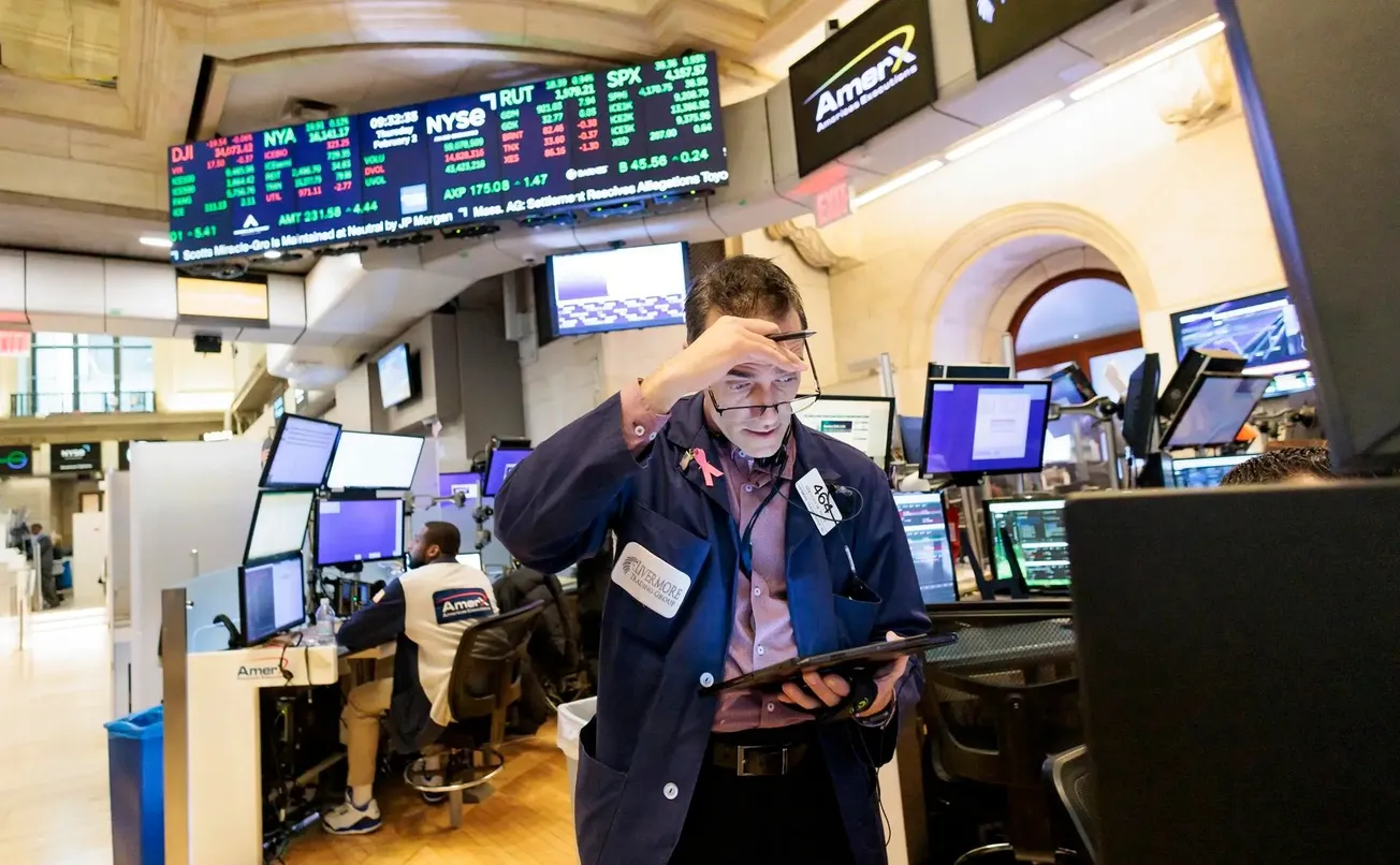 Dow Jones se mantiene al alza, pero el S&P 500 y Nasdaq retroceden por nuevos aranceles a los Chips