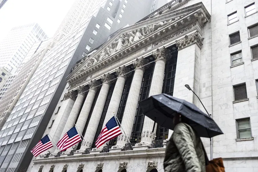 Wall Street cae de máximos: La inflación sorprende a la Fed, pero las esperanzas de recorte de tasas siguen altas antes del cierre por festividad