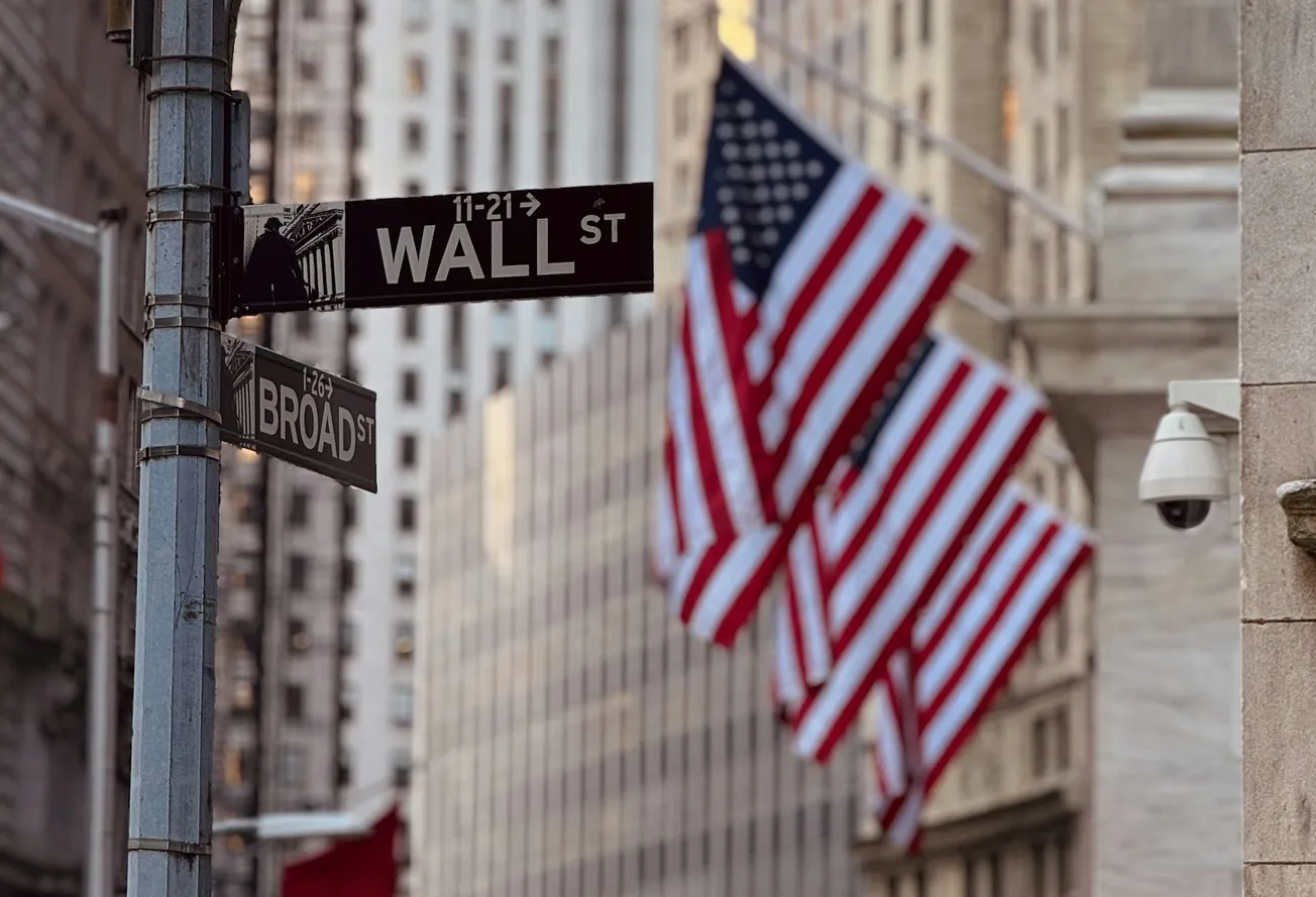 El Dow Jones sube 0.5% impulsado por la fuerte subida de UnitedHealth e Intel, a pesar de un débil reporte de ventas minoristas