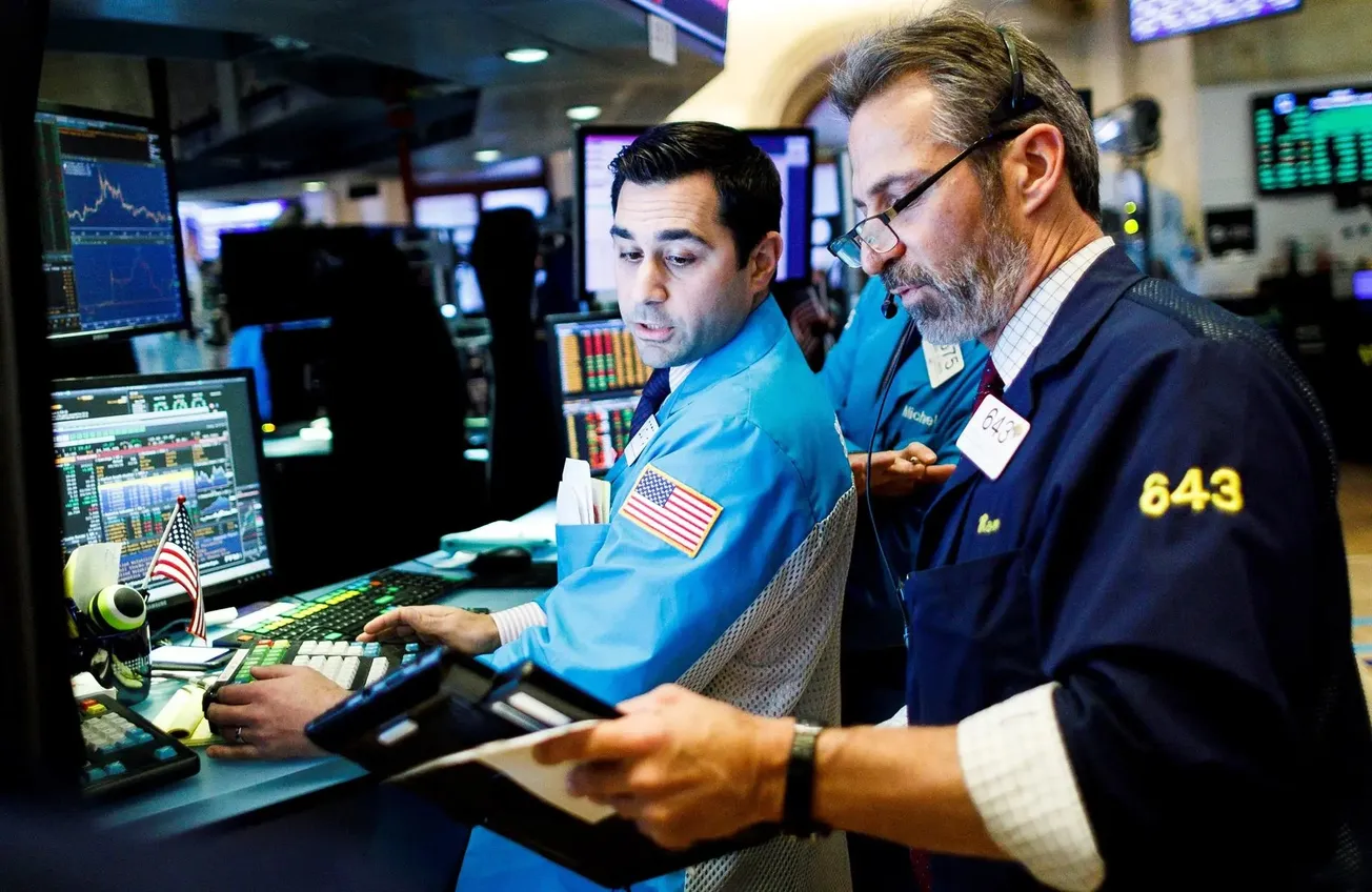 Dow Jones baja un 0.1%, mientras que S&P 500 y Nasdaq se mueven de forma plana, a la espera de decisión de la Fed
