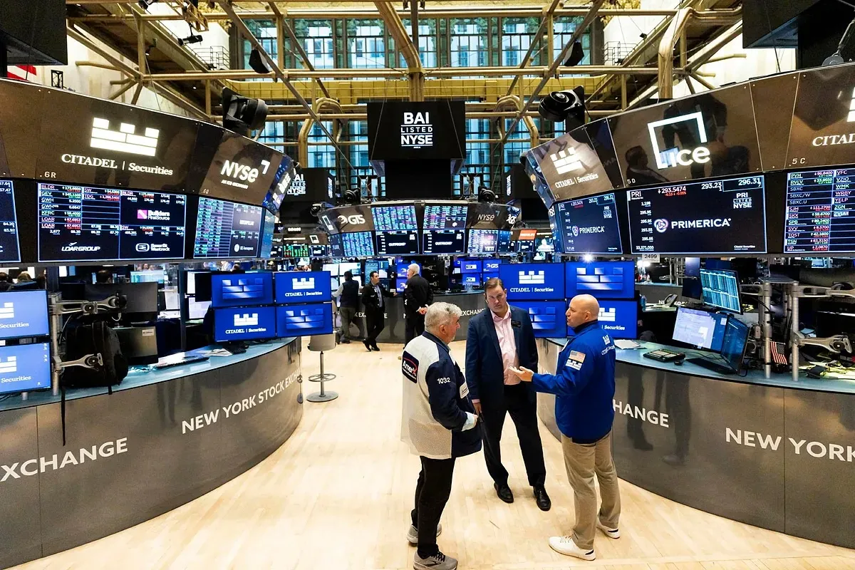 Dow Jones cede 0.1% mientras el Nasdaq y S&P 500 cierran en récord por el megacuerdo AMD-OpenAI
