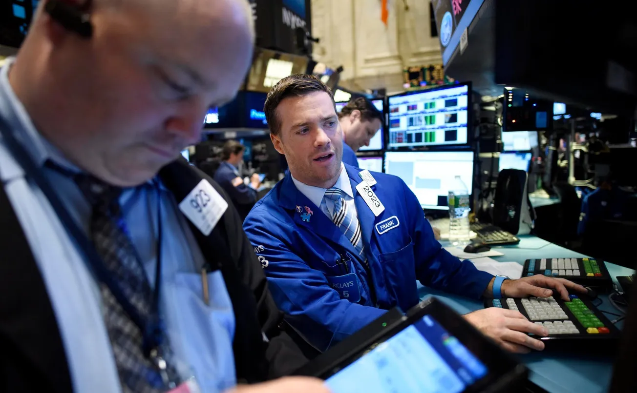 Dow Jones pierde 200 puntos (-0.6%) mientras Wall Street evalúa la euforia de la IA a la espera de los bancos