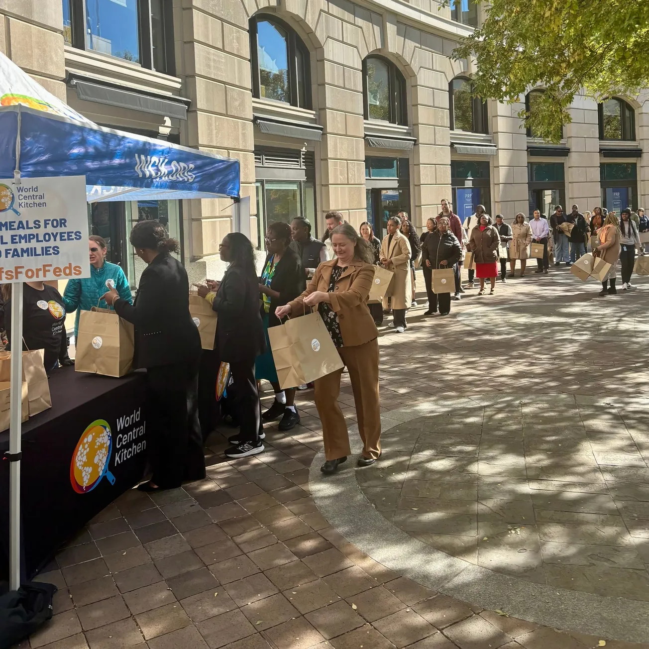 World Central Kitchen del chef José Andrés ha llevado comida a empleados federales durante el cierre del gobierno