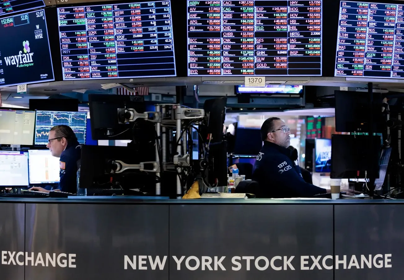 Dow Jones (-0.1%) opera mixto tras el informe de empleo: Más puestos de trabajo (+64K) chocan con la tasa de desempleo más alta desde 2021 (4.6%)