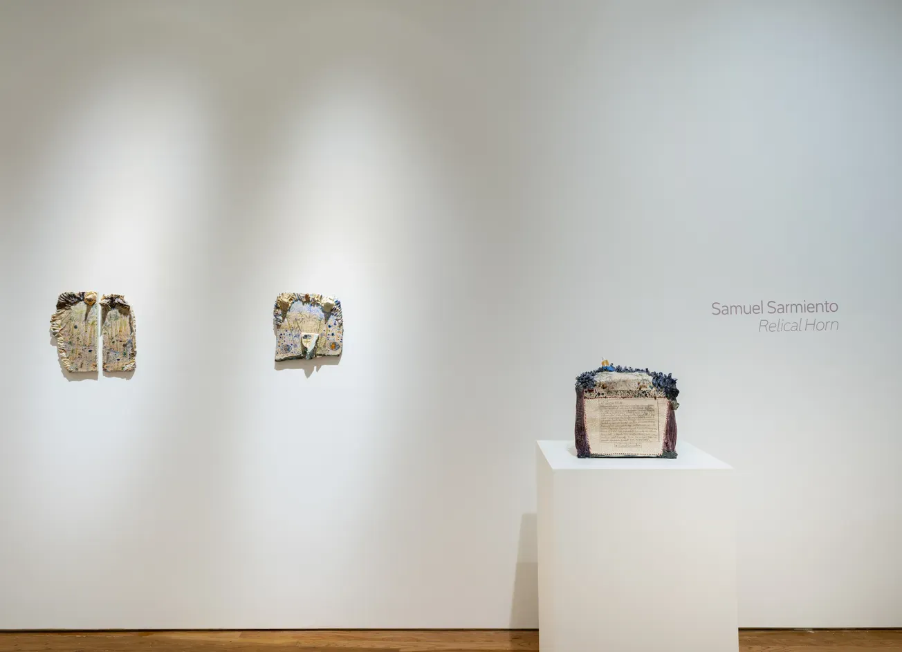 Artista venezolano invita a ver el presente como futuras reliquias en su primera exposición individual en EE. UU