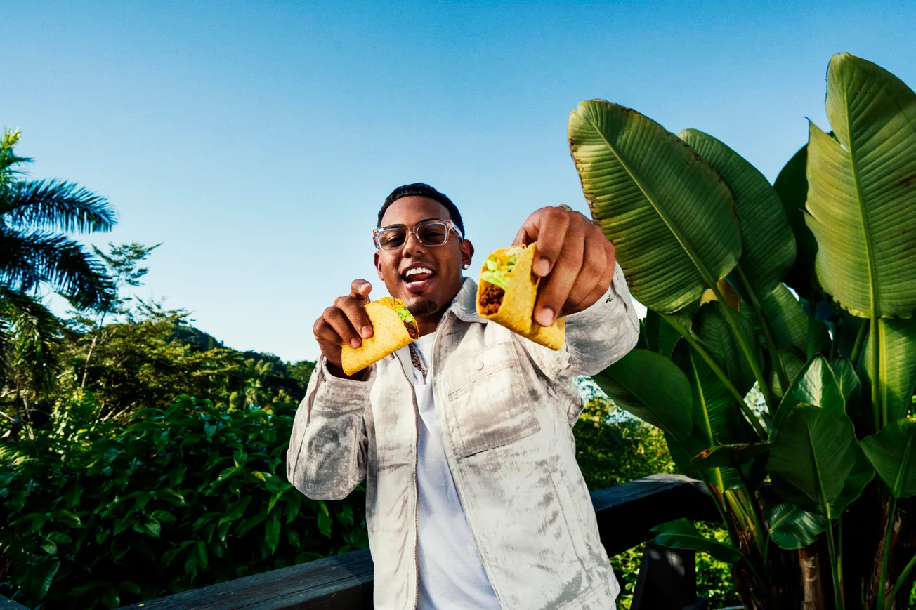 Cantante Myke Towers impulsa el regreso del Taco Tuesday como ritual cultural en la región