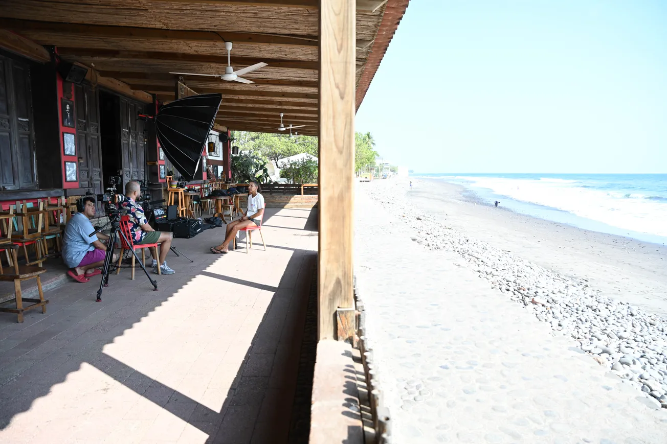 Moisés Linares impulsa documental sobre la evolución de El Salvador a través del surf