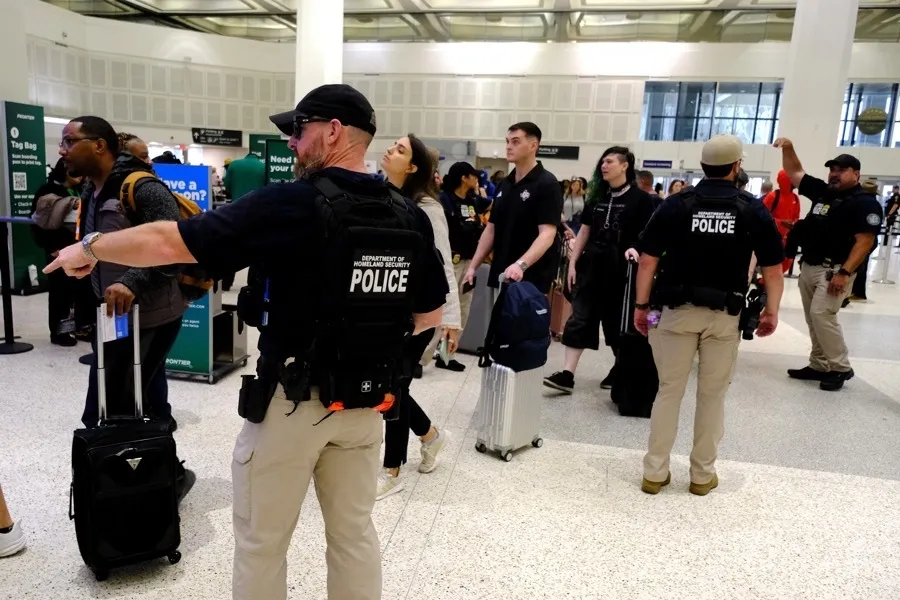 ICE se despliega en aeropuertos del país, pero aún no llega al DMV